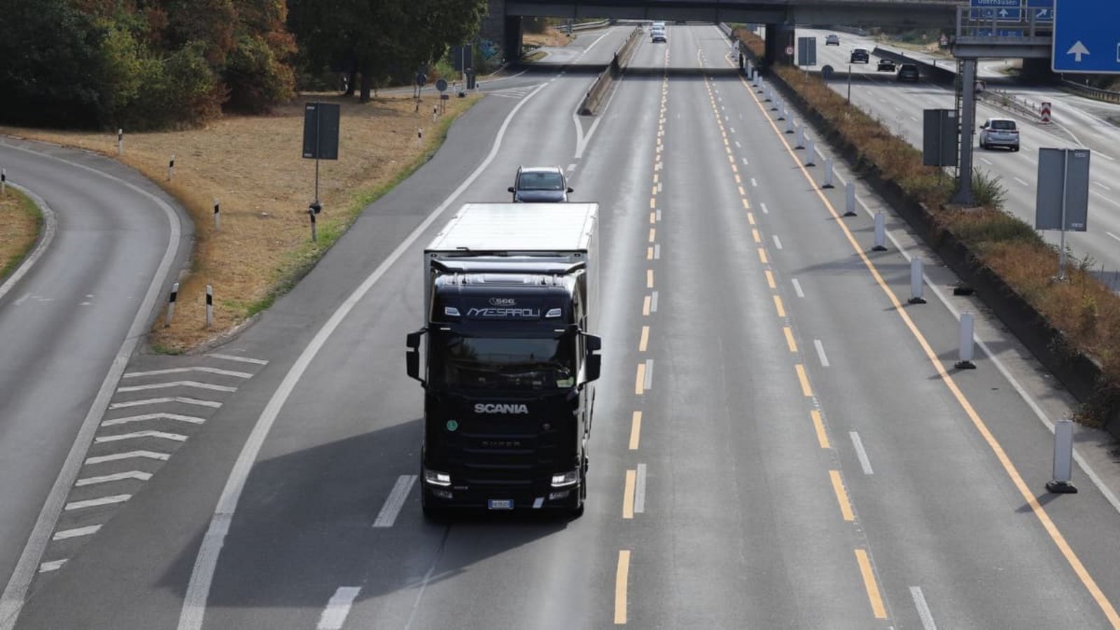 Das Sonntagsfahrverbot für Lkw wird in Baden-Württemberg bis Ende September gelockert. (Symbolbild)Sascha Thelen/dpa Das Sonntagsfahrverbot für Lkw wird in Baden-Württemberg bis Ende September gelockert. (Symbolbild)Sascha Thelen/dpa
