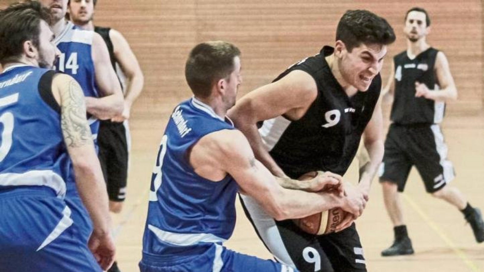 Haydar Bulut, hier im Zweikampf mit Alexander Freund (von rechts), war mit 25 Punkten der Topscorer der BSG Vaihingen/Sachsenheim gegen die SG Schorndorf. Foto: Simecek Haydar Bulut, hier im Zweikampf mit Alexander Freund (von rechts), war mit 25 Punkten der Topscorer der BSG Vaihingen/Sachsenheim gegen die SG Schorndorf. Foto: Simecek