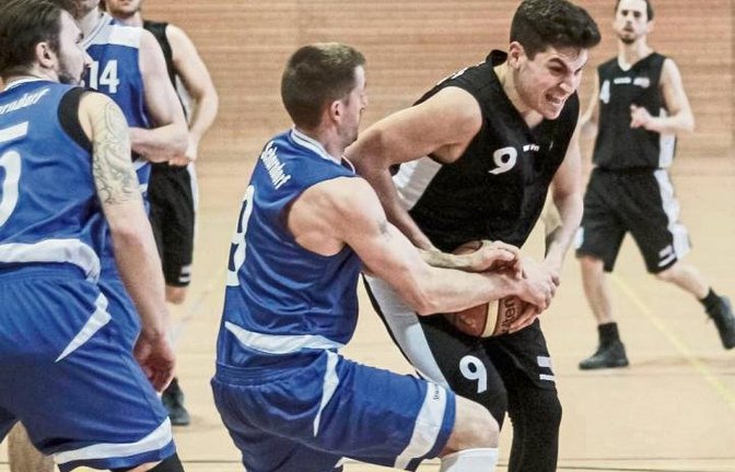 Haydar Bulut, hier im Zweikampf mit Alexander Freund (von rechts), war mit 25 Punkten der Topscorer der BSG Vaihingen/Sachsenheim gegen die SG Schorndorf. Foto: Simecek