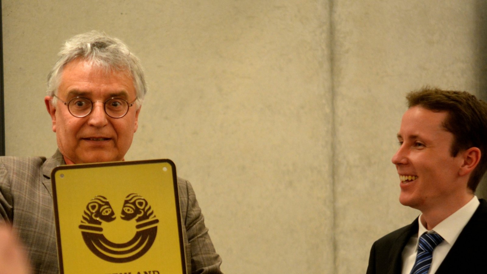 „Keltenland Baden-Württemberg“: Staatssekretär Arne Braun überreicht Bürgermeister Carsten Willing eine Tafel.