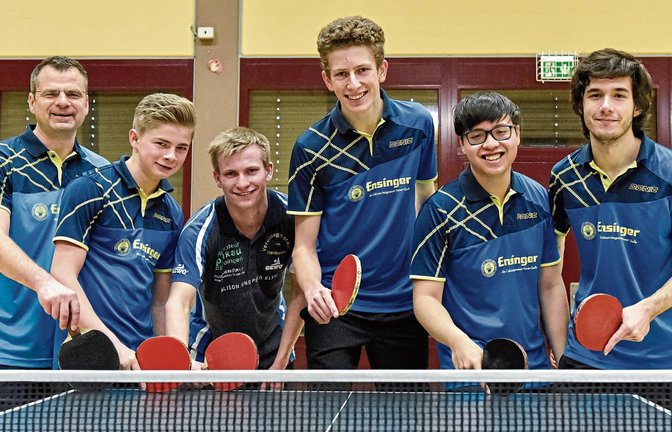 Feiern die Meisterschaft in der Kreisliga D Gruppe 2: (von links) Jörg Bosch, Jonathan Bosch, Valentin Wolf, Jonas Wagner, Chi-Don Nguyen und Yasin Ekinci vom TSV Nussdorf II Foto: Leitner