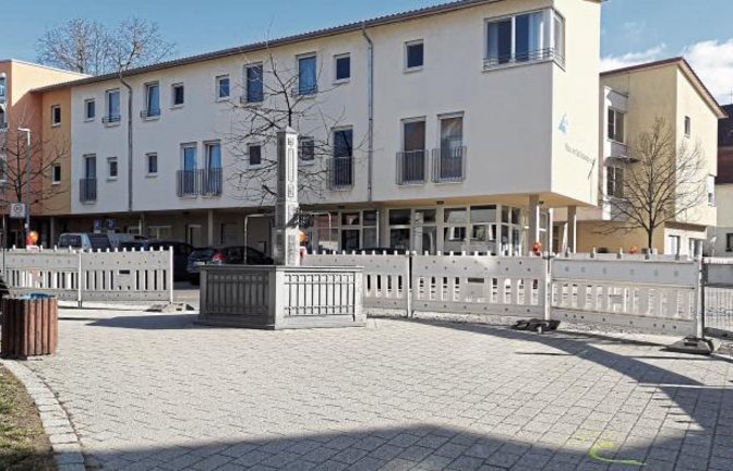 Am Schlösslesbrunnen und vor dem Pflegeheim werden in der Sersheimer Ortsmitte die Freiflächen neu gestaltet.  Foto: Glemser
