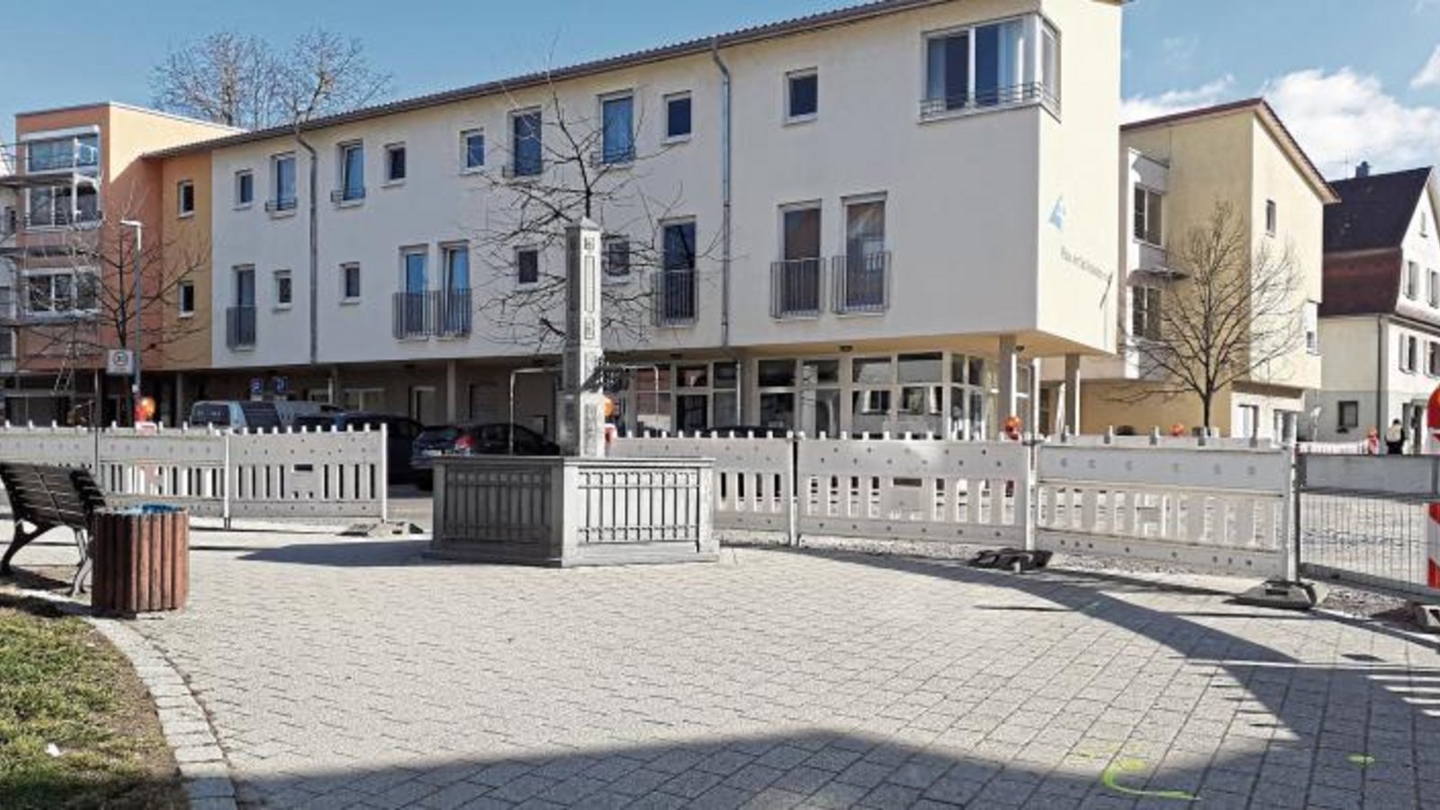 Am Schlösslesbrunnen und vor dem Pflegeheim werden in der Sersheimer Ortsmitte die Freiflächen neu gestaltet. Foto: Glemser Am Schlösslesbrunnen und vor dem Pflegeheim werden in der Sersheimer Ortsmitte die Freiflächen neu gestaltet. Foto: Glemser