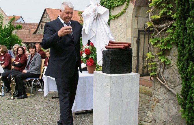 Bürgermeister Peter Schäfer enthüllt am Ende des Gottesdiensts die neue Skulptur vor dem Martinsturm. Fotos: Rostek