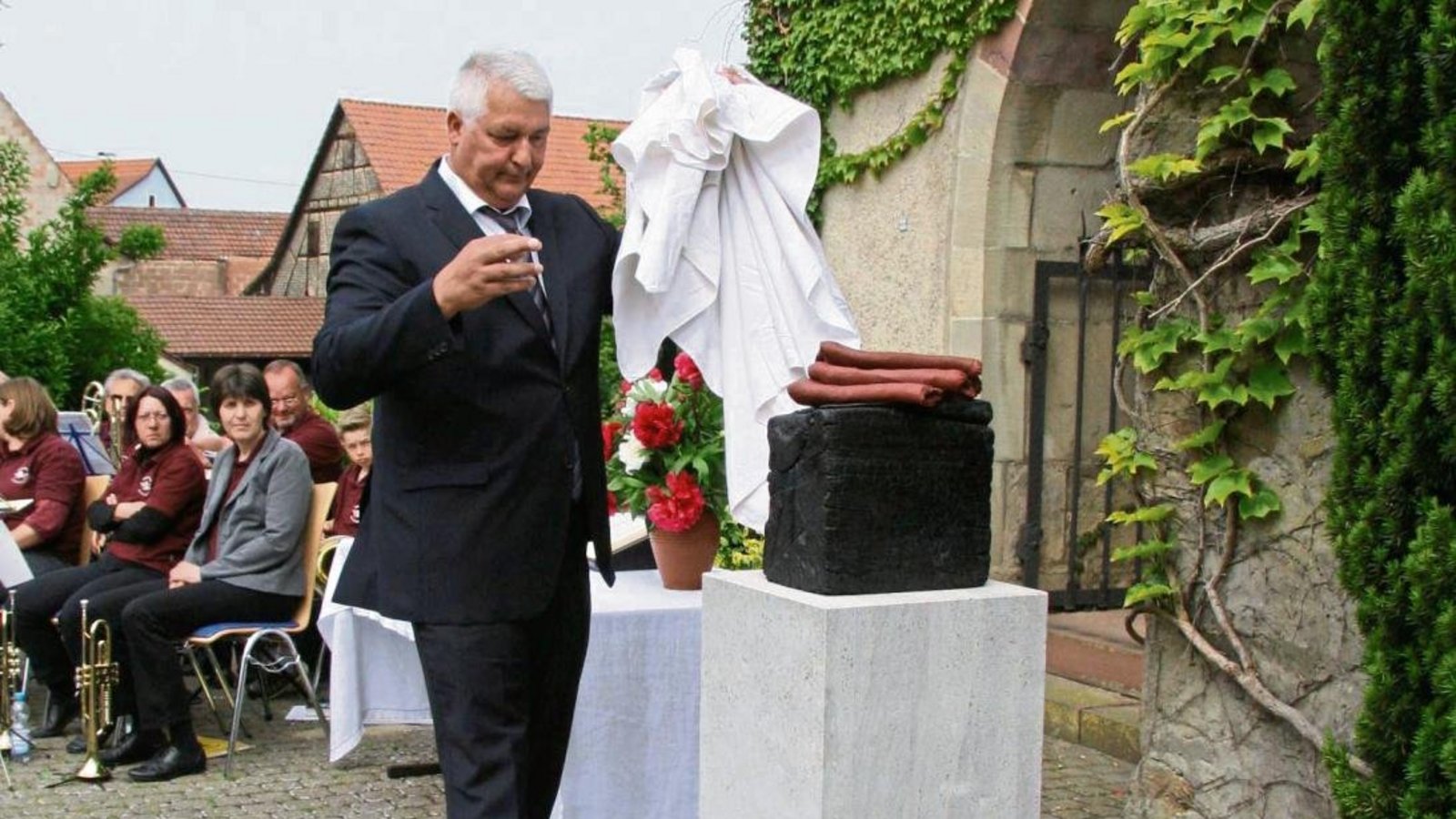Bürgermeister Peter Schäfer enthüllt am Ende des Gottesdiensts die neue Skulptur vor dem Martinsturm. Fotos: Rostek