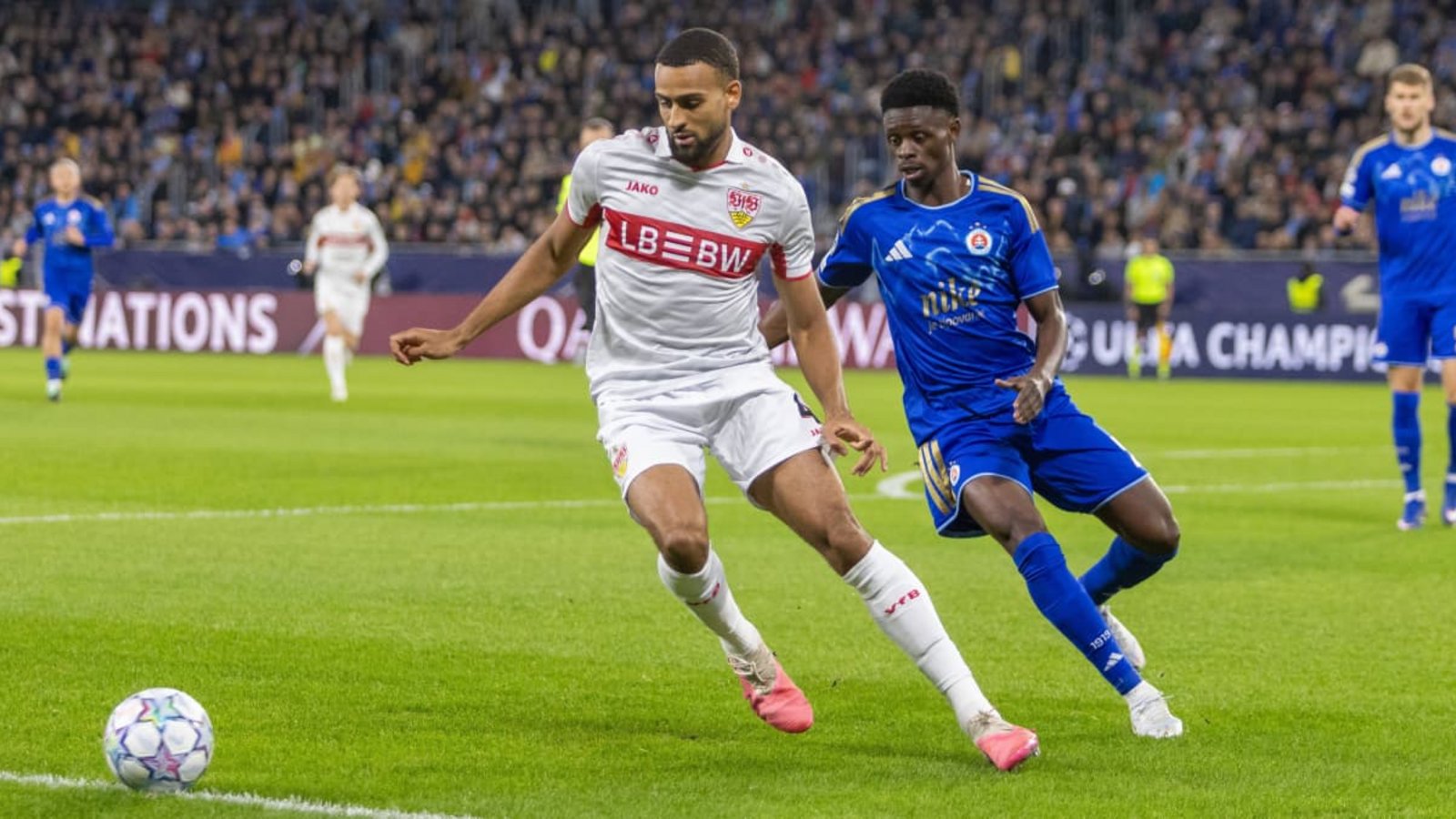 VfB-Profi Josha Vagnoman (li.) hat nicht nur seinen Gegenspieler Suleiman Camara im Griff – sondern setzt auch in der Offensive entscheidende Akzente.IMAGO/Ball Raw Images VfB-Profi Josha Vagnoman (li.) hat nicht nur seinen Gegenspieler Suleiman Camara im Griff – sondern setzt auch in der Offensive entscheidende Akzente.IMAGO/Ball Raw Images