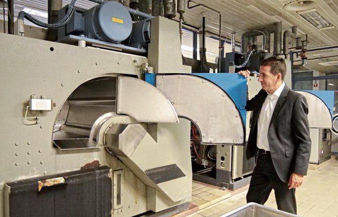Etwa 80 Kilogramm Schmutzwäsche fast eine der Trommeln in der JVA-eigenen Wäscherei, erklärt JVA-Leiter Frank Jansen. Foto: Friedrich