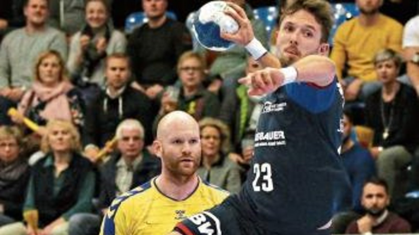 Jan Asmuth ist zwar Spätstarter, schaffte er mit 24 Jahren den Sprung in den Profi-Kader der SG BBM. In der Zwischenzeit ist er aber Fühurngsspieler. Foto: Baumann Jan Asmuth ist zwar Spätstarter, schaffte er mit 24 Jahren den Sprung in den Profi-Kader der SG BBM. In der Zwischenzeit ist er aber Fühurngsspieler. Foto: Baumann