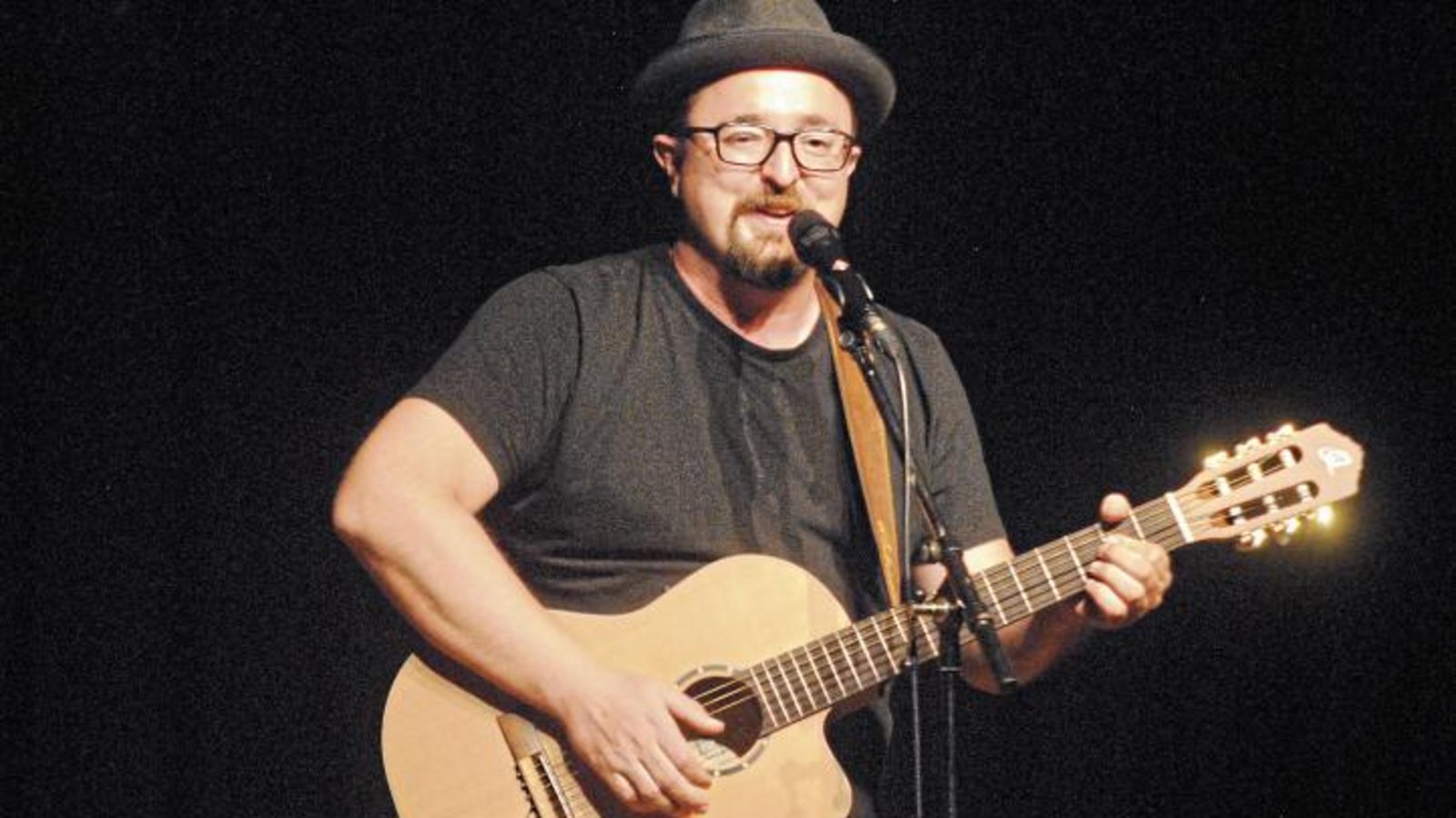 Mit Gitarre und Ziehharmonika sorgt Helmut A. Binser für Unterhaltung.  Foto: Stahlfeld