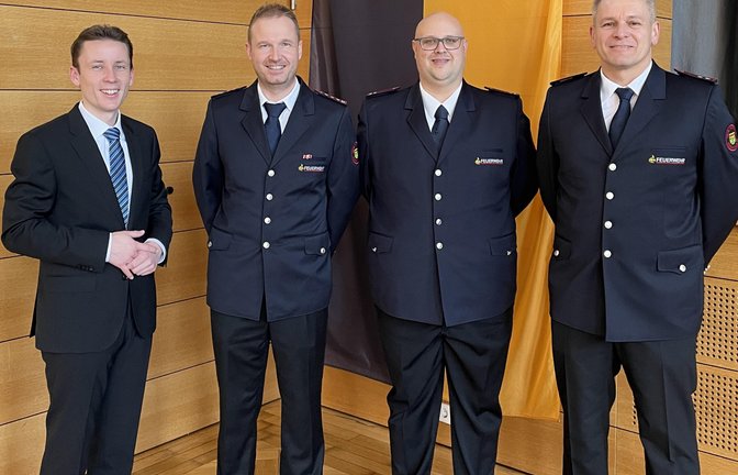 Neuer Kommandant der Eberdinger Feuerwehr (von links): Bürgermeister Carsten Willing, bisheriger Kommandant Frank Sattler, der neue Kommandant Jörg Neumann und der neue stellvertretende Kommandant Alexander Marquardt. <span class='image-autor'>Foto: p</span>