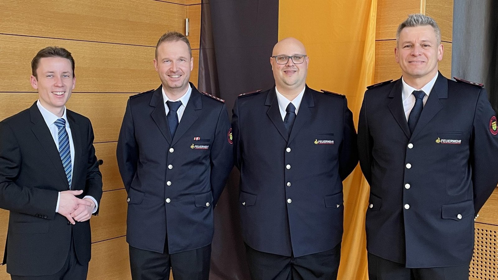 Neuer Kommandant der Eberdinger Feuerwehr (von links): Bürgermeister Carsten Willing, bisheriger Kommandant Frank Sattler, der neue Kommandant Jörg Neumann und der neue stellvertretende Kommandant Alexander Marquardt. Foto: p Neuer Kommandant der Eberdinger Feuerwehr (von links): Bürgermeister Carsten Willing, bisheriger Kommandant Frank Sattler, der neue Kommandant Jörg Neumann und der neue stellvertretende Kommandant Alexander Marquardt. Foto: p