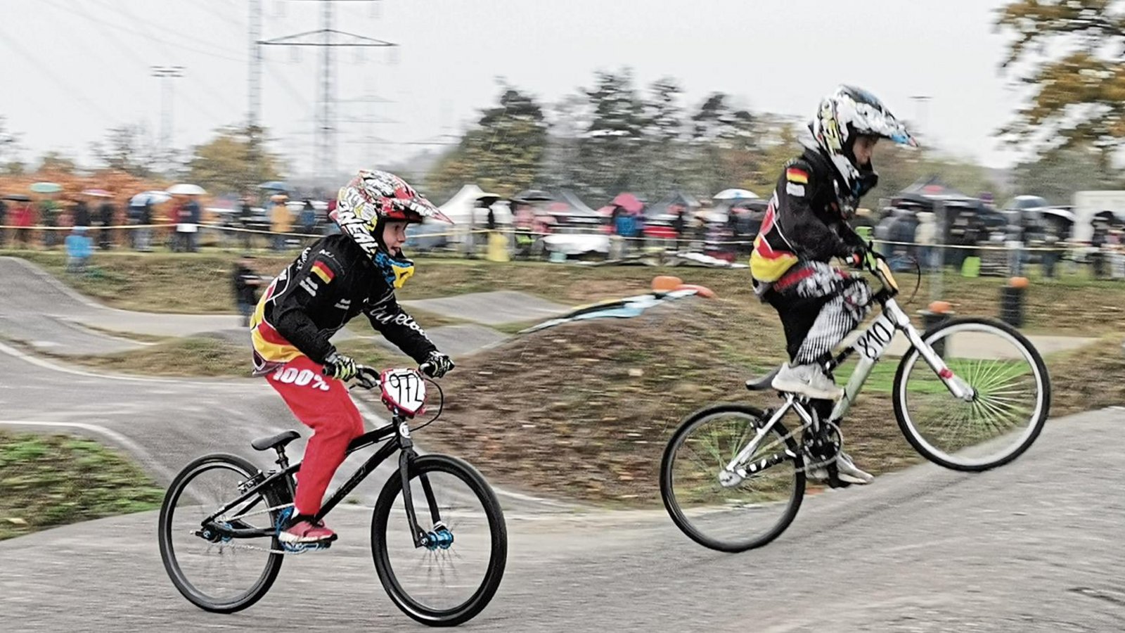 Adam Slassi und Noah Maisch sind für den MSC Strudelbachtal beim letzten BMX-Rennen der Saison in der Altersklasse 8 Jahre und jünger mitgefahren. Foto: privat Adam Slassi und Noah Maisch sind für den MSC Strudelbachtal beim letzten BMX-Rennen der Saison in der Altersklasse 8 Jahre und jünger mitgefahren. Foto: privat
