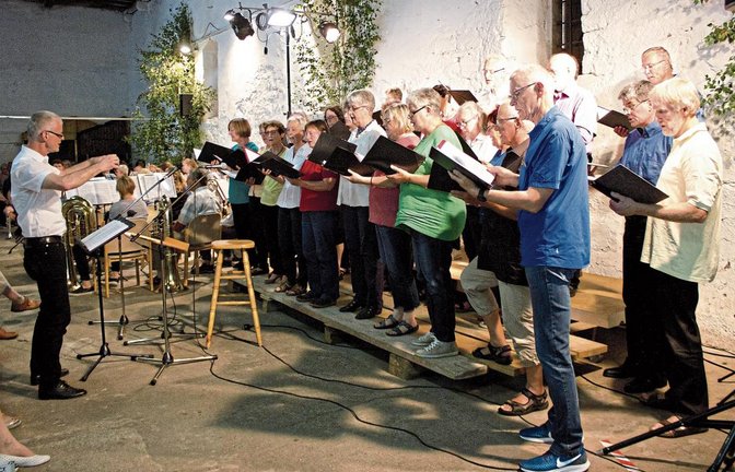 Der Kirchenchor wartete unter anderem mit altem Liedgut auf.  Foto: Friedrich