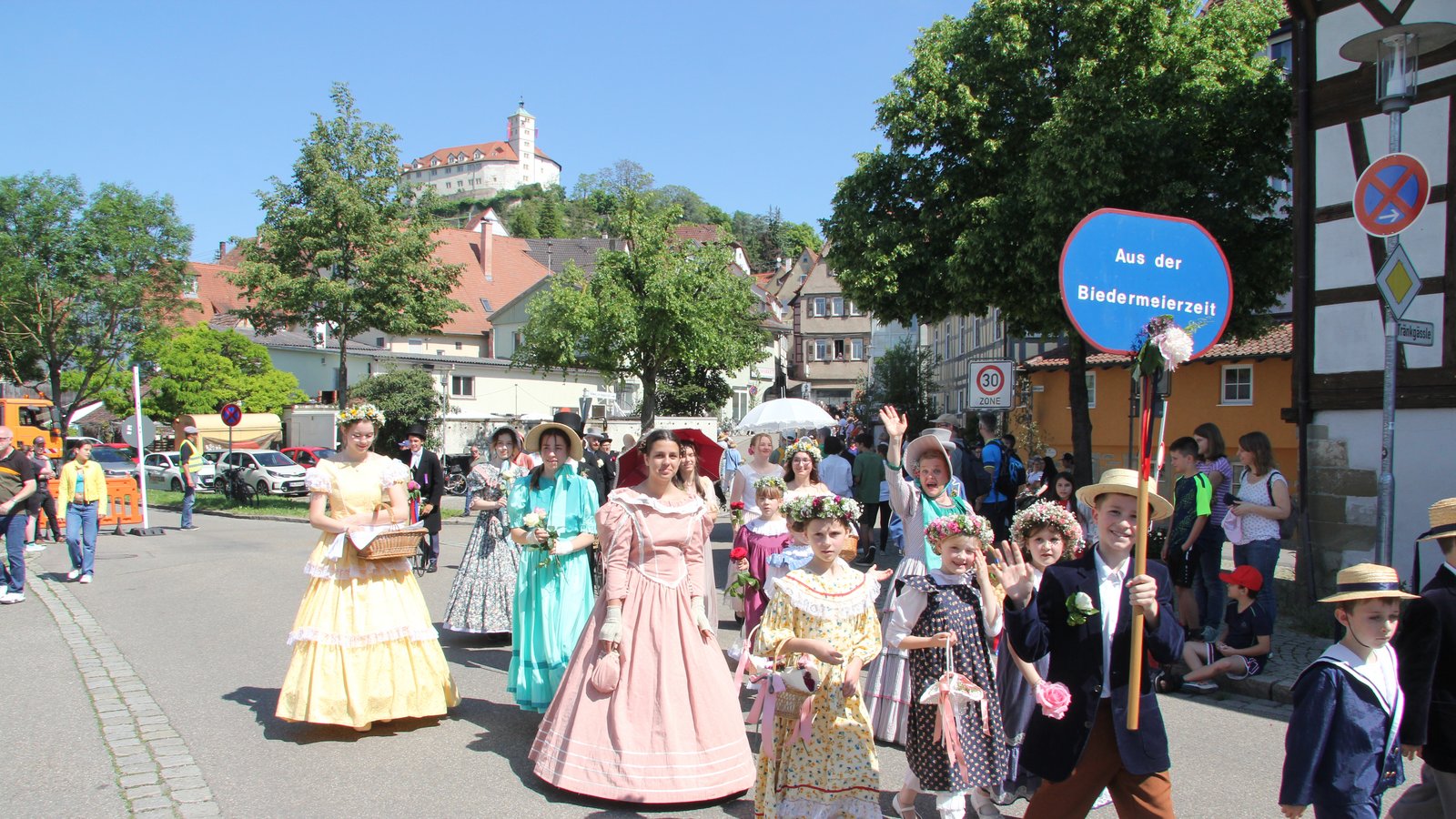 Viel zu sehen gibt es beim Festzug durch die Stadt. Foto: Banholzer