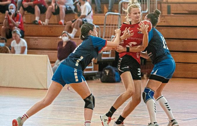 Auch wenn Lena Mack (Mitte) hier mit vereinten Kräften gestoppt wird, steuerte die HCME-Spielerin drei Treffer zum Sieg des HC Metter-Enz II gegen die SG BBM Bietigheim IV bei. Foto: Bürkle