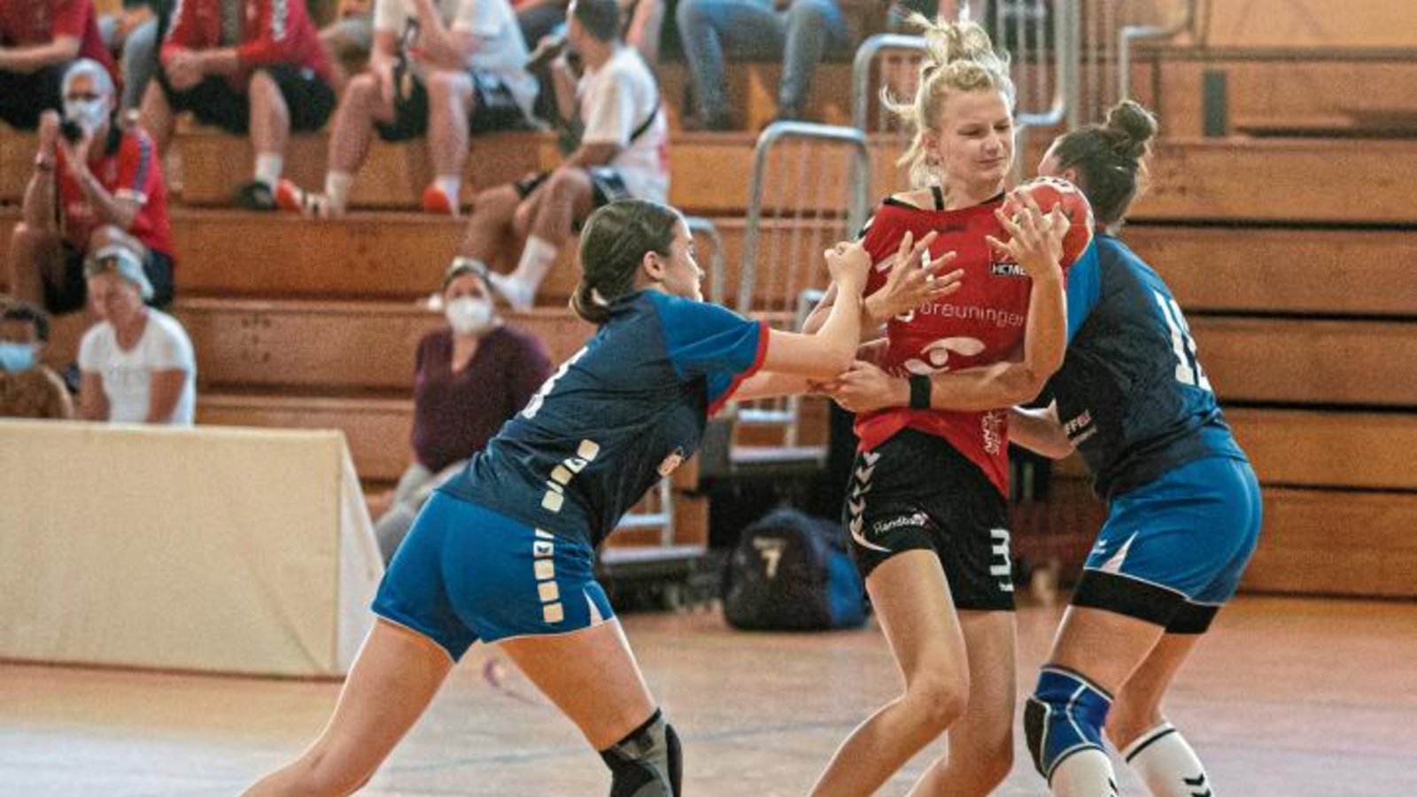 Auch wenn Lena Mack (Mitte) hier mit vereinten Kräften gestoppt wird, steuerte die HCME-Spielerin drei Treffer zum Sieg des HC Metter-Enz II gegen die SG BBM Bietigheim IV bei. Foto: Bürkle Auch wenn Lena Mack (Mitte) hier mit vereinten Kräften gestoppt wird, steuerte die HCME-Spielerin drei Treffer zum Sieg des HC Metter-Enz II gegen die SG BBM Bietigheim IV bei. Foto: Bürkle