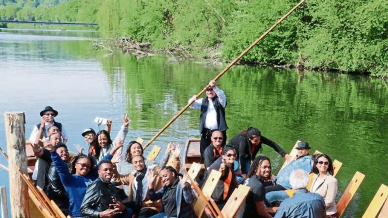 Die Maranatha Singers aus der Hauptstadt Namibias, Windhoek, sind auf Chorreise durch Deutschland. Vor dem Auftritt in Fellbach gestern Abend gab es noch eine Stocherkahnfahrt auf der Enz in Vaihingen. Die Bootsfahrt der afrikanischen Sänger wurde vermitt Die Maranatha Singers aus der Hauptstadt Namibias, Windhoek, sind auf Chorreise durch Deutschland. Vor dem Auftritt in Fellbach gestern Abend gab es noch eine Stocherkahnfahrt auf der Enz in Vaihingen. Die Bootsfahrt der afrikanischen Sänger wurde vermitt