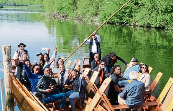 Die Maranatha Singers aus der Hauptstadt Namibias, Windhoek, sind auf Chorreise durch Deutschland. Vor dem Auftritt in Fellbach gestern Abend gab es noch eine Stocherkahnfahrt auf der Enz in Vaihingen. Die Bootsfahrt der afrikanischen Sänger wurde vermitt