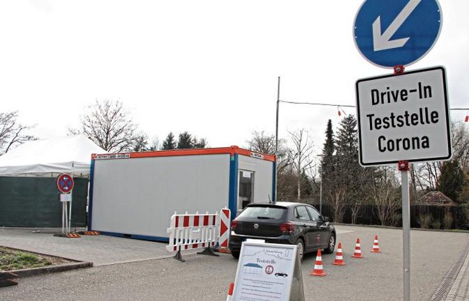 Die ersten Interessenten waren schon kurz vor dem offiziellen Startschuss da: Gestern Nachmittag hat das kommunale Corona-Testzentrum in Vaihingen den Betrieb aufgenommen. Mehr dazu gibt es im Donnerstag in der VKZ. Foto: Rieger