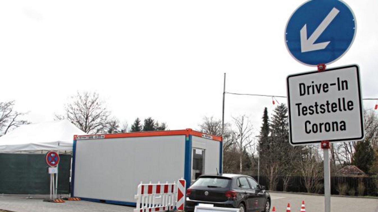 Die ersten Interessenten waren schon kurz vor dem offiziellen Startschuss da: Gestern Nachmittag hat das kommunale Corona-Testzentrum in Vaihingen den Betrieb aufgenommen. Mehr dazu gibt es im Donnerstag in der VKZ. Foto: Rieger Die ersten Interessenten waren schon kurz vor dem offiziellen Startschuss da: Gestern Nachmittag hat das kommunale Corona-Testzentrum in Vaihingen den Betrieb aufgenommen. Mehr dazu gibt es im Donnerstag in der VKZ. Foto: Rieger