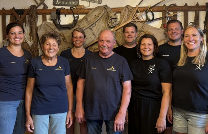 Alle helfen mit, wenn am Wochenende groß gefeiert wird (von links): Carina Bauer, Elke Bauer, Melanie Maurer, Klaus Bauer, Jochen Landenberger, Katrin Zimmermann, Matthias Bauer und Kathrin Bauer<span class='image-autor'>privat</span>