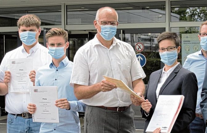 Erfolgreiche Abiturienten am Beruflichen Schulzentrum: von links Ludwig-Wilhelm Dietz, Fabian Luke Kobza, Jonas Gantert, Schulleiter Stefan Ranzinger, Sarah Baumgärtner, Abteilungsleiter Tilmann Holzwarth, Jonathan Holzhäuer. Foto: p