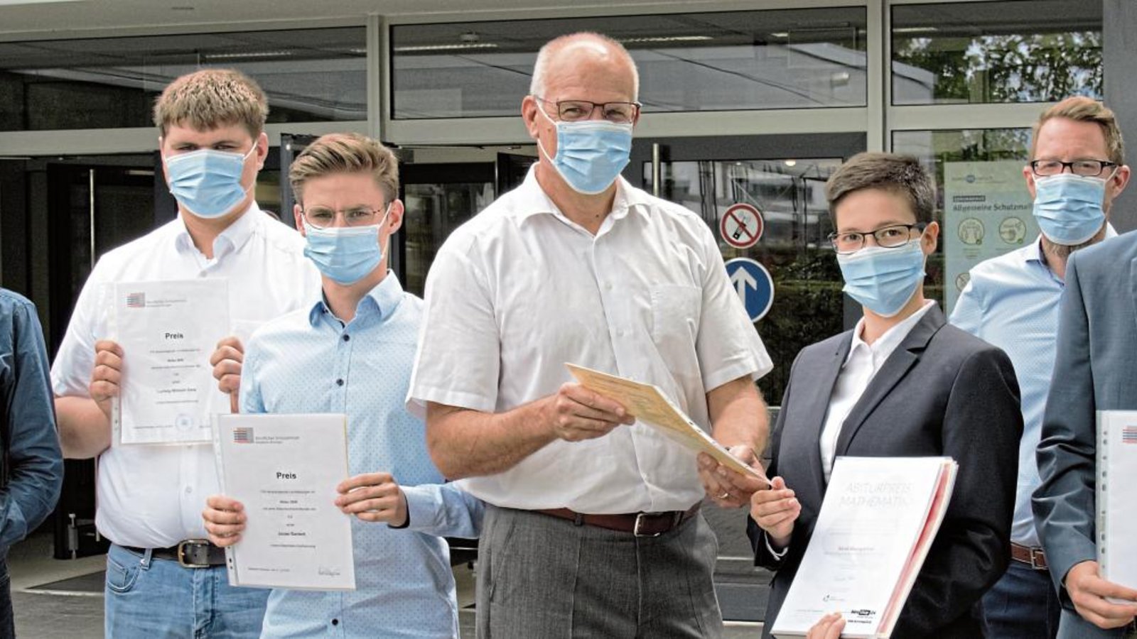 Erfolgreiche Abiturienten am Beruflichen Schulzentrum: von links Ludwig-Wilhelm Dietz, Fabian Luke Kobza, Jonas Gantert, Schulleiter Stefan Ranzinger, Sarah Baumgärtner, Abteilungsleiter Tilmann Holzwarth, Jonathan Holzhäuer. Foto: p Erfolgreiche Abiturienten am Beruflichen Schulzentrum: von links Ludwig-Wilhelm Dietz, Fabian Luke Kobza, Jonas Gantert, Schulleiter Stefan Ranzinger, Sarah Baumgärtner, Abteilungsleiter Tilmann Holzwarth, Jonathan Holzhäuer. Foto: p