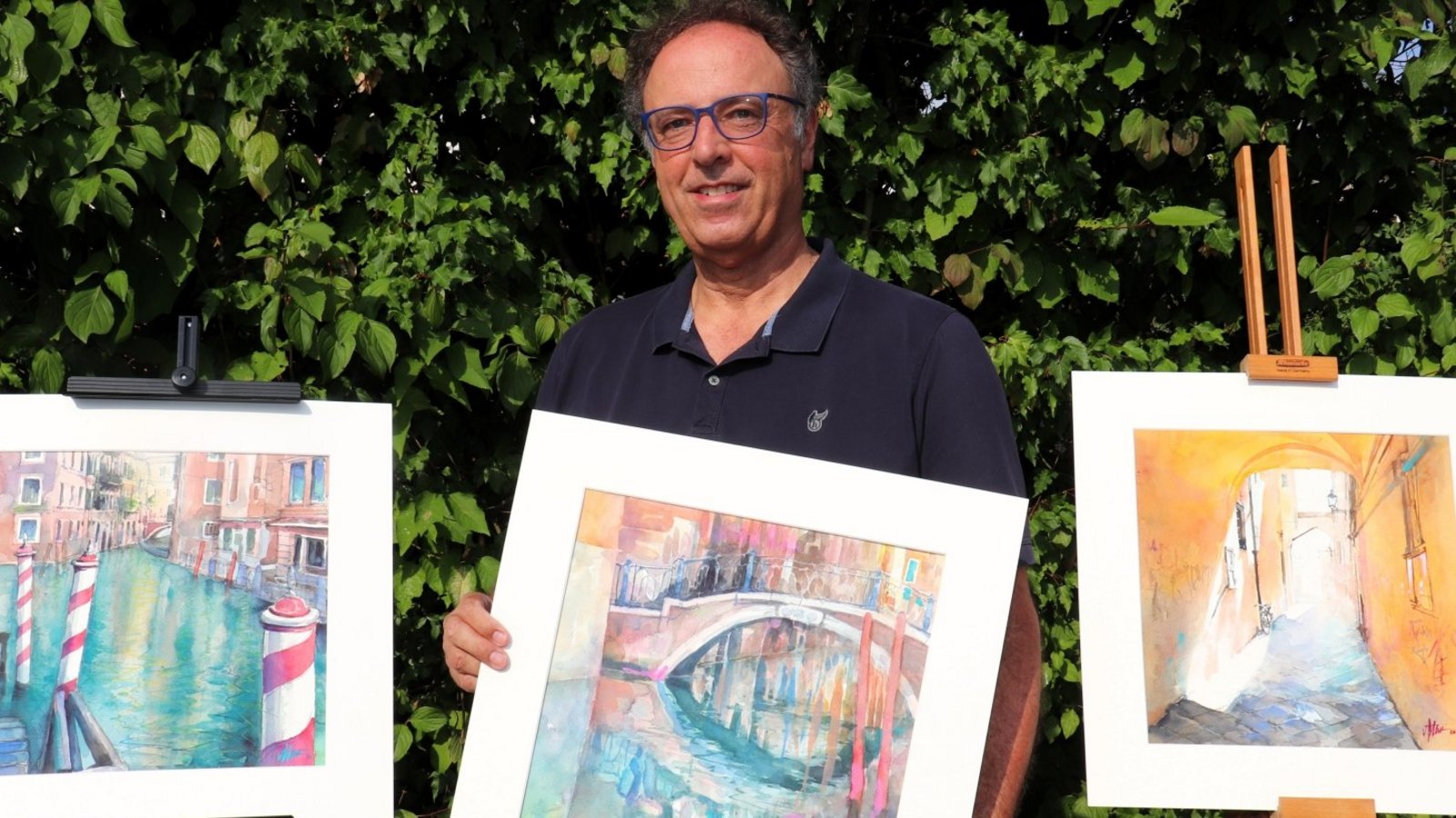 Andreas Tews mit drei seiner Werke. Foto: Gergen Andreas Tews mit drei seiner Werke. Foto: Gergen