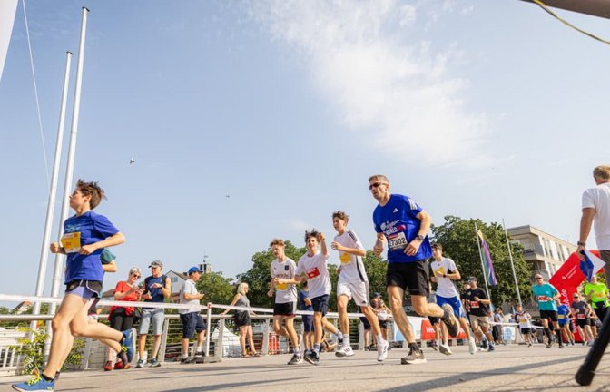 Über 1000 Teilnehmerinnen und Teilnehmer waren beim 38. Mercaden Stadtlauf in Böblingen am Start.<span class='image-autor'>DROFITSCH/EIBNER</span>