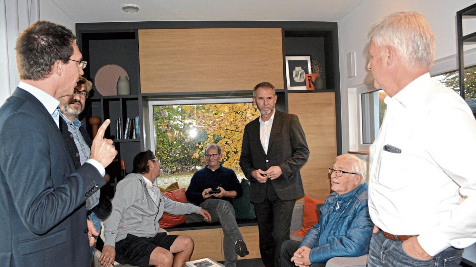Die Teilnehmer zeigten sich beeindruckt von den vollwertigen Minihäusern.  Fotos: p