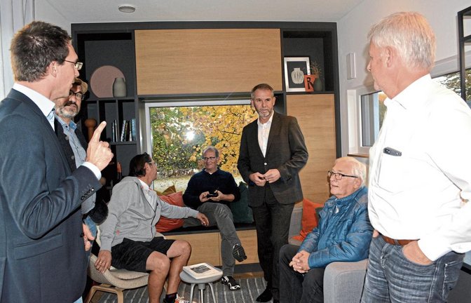 Die Teilnehmer zeigten sich beeindruckt von den vollwertigen Minihäusern.  Fotos: p
