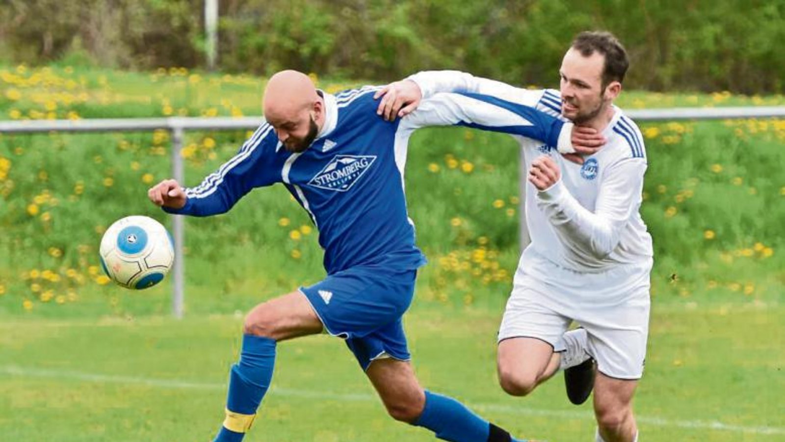 Kampf um jeden Ball – da wird auch schon mal an die Gurgel gegriffen wie hier der Bönnigheimer Timo Wagnhuber bei Matthias Hitzler (rechts) vom SV Illingen. Foto: Leitner Kampf um jeden Ball – da wird auch schon mal an die Gurgel gegriffen wie hier der Bönnigheimer Timo Wagnhuber bei Matthias Hitzler (rechts) vom SV Illingen. Foto: Leitner