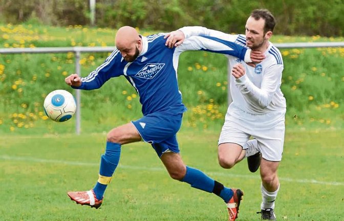 Kampf um jeden Ball – da wird auch schon mal an die Gurgel gegriffen wie hier der Bönnigheimer Timo Wagnhuber bei Matthias Hitzler (rechts) vom SV Illingen. Foto: Leitner