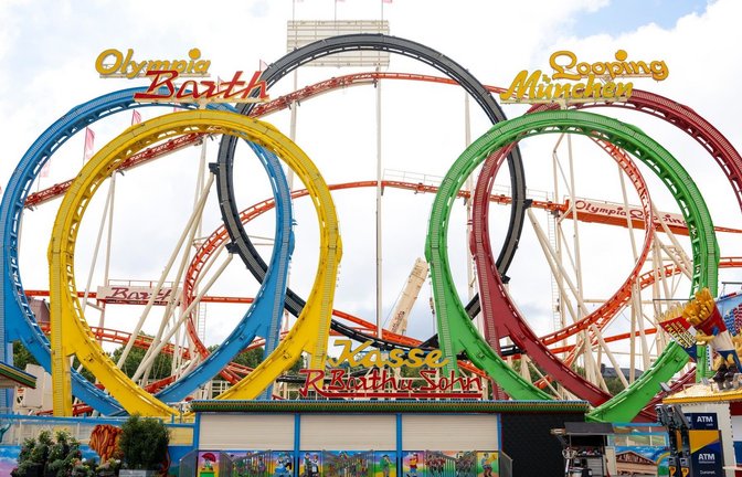 Die Achterbahn «Olympia-Looping» ist während der Aufbauarbeiten für das Oktoberfest 2024 auf der Theresienwiese zu sehen. (zu dpa: ««How to Wiesn» - Wissenswertes zum Oktoberfestbesuch»)<span class='image-autor'>Lennart Preiss/dpa</span>