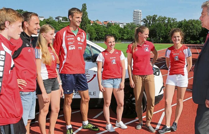 Jürgen Kessing (rechts) interessiert sich für die Belange der Athleten des LGNE-Topteams. „Für mich als ehemaliger Leichtathletik ist das eine besondere Situation“, sagt der Bietigheim-Bissinger Oberbürgermeister im Gespräch mit (von links) Jonte Fischer, Florian Fröhlich, Kim Großmann, Felix Franz, Melanie Böhm, Daniela Daubner und Marie Weller. „Ich weiß aber auch, dass Funktionäre, die funktionieren, und Trainer, die sorgsam mit ihren Athleten umgehen, nicht zum Nulltarif zu haben sind.“ Foto: Baumann