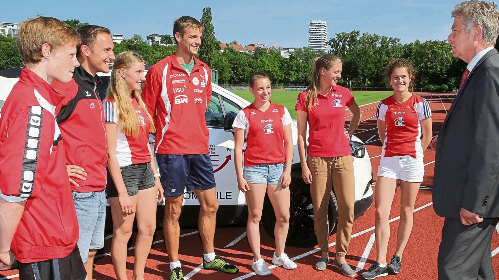 Jürgen Kessing (rechts) interessiert sich für die Belange der Athleten des LGNE-Topteams. „Für mich als ehemaliger Leichtathletik ist das eine besondere Situation“, sagt der Bietigheim-Bissinger Oberbürgermeister im Gespräch mit (von links) Jonte Fischer, Florian Fröhlich, Kim Großmann, Felix Franz, Melanie Böhm, Daniela Daubner und Marie Weller. „Ich weiß aber auch, dass Funktionäre, die funktionieren, und Trainer, die sorgsam mit ihren Athleten umgehen, nicht zum Nulltarif zu haben sind.“ Foto: Baumann Jürgen Kessing (rechts) interessiert sich für die Belange der Athleten des LGNE-Topteams. „Für mich als ehemaliger Leichtathletik ist das eine besondere Situation“, sagt der Bietigheim-Bissinger Oberbürgermeister im Gespräch mit (von links) Jonte Fischer, Florian Fröhlich, Kim Großmann, Felix Franz, Melanie Böhm, Daniela Daubner und Marie Weller. „Ich weiß aber auch, dass Funktionäre, die funktionieren, und Trainer, die sorgsam mit ihren Athleten umgehen, nicht zum Nulltarif zu haben sind.“ Foto: Baumann