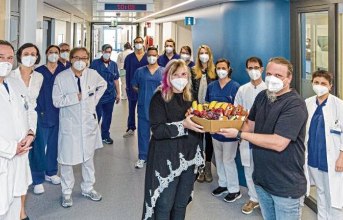 Das Pflegeteam und das ärztliche Team der Neurologie und Neurochirurgie freuen sich über die neue Kopf-Überwachungsstation.  Foto: Stollenberg