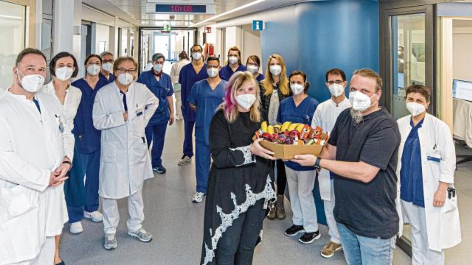 Das Pflegeteam und das ärztliche Team der Neurologie und Neurochirurgie freuen sich über die neue Kopf-Überwachungsstation. Foto: Stollenberg Das Pflegeteam und das ärztliche Team der Neurologie und Neurochirurgie freuen sich über die neue Kopf-Überwachungsstation. Foto: Stollenberg