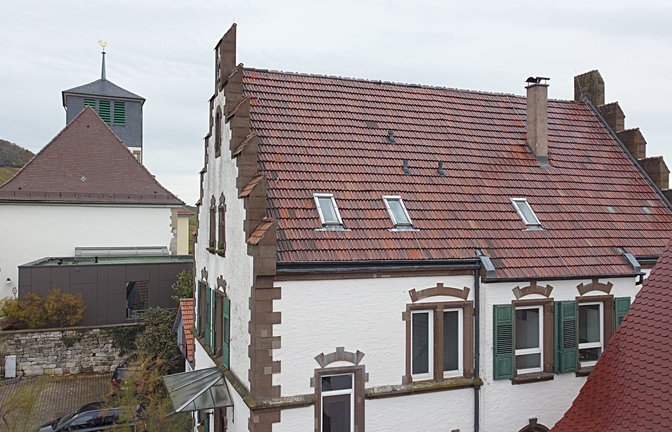 Das Hohenhaslacher Pfarrhaus samt Haustechnik ist in die Jahre gekommen. Die letzte Sanierung war 1987. Nun steht eine Generalsanierung des denkmalgeschützten Gebäudes an.  <span class='image-autor'>Foto: Kuhnle</span>