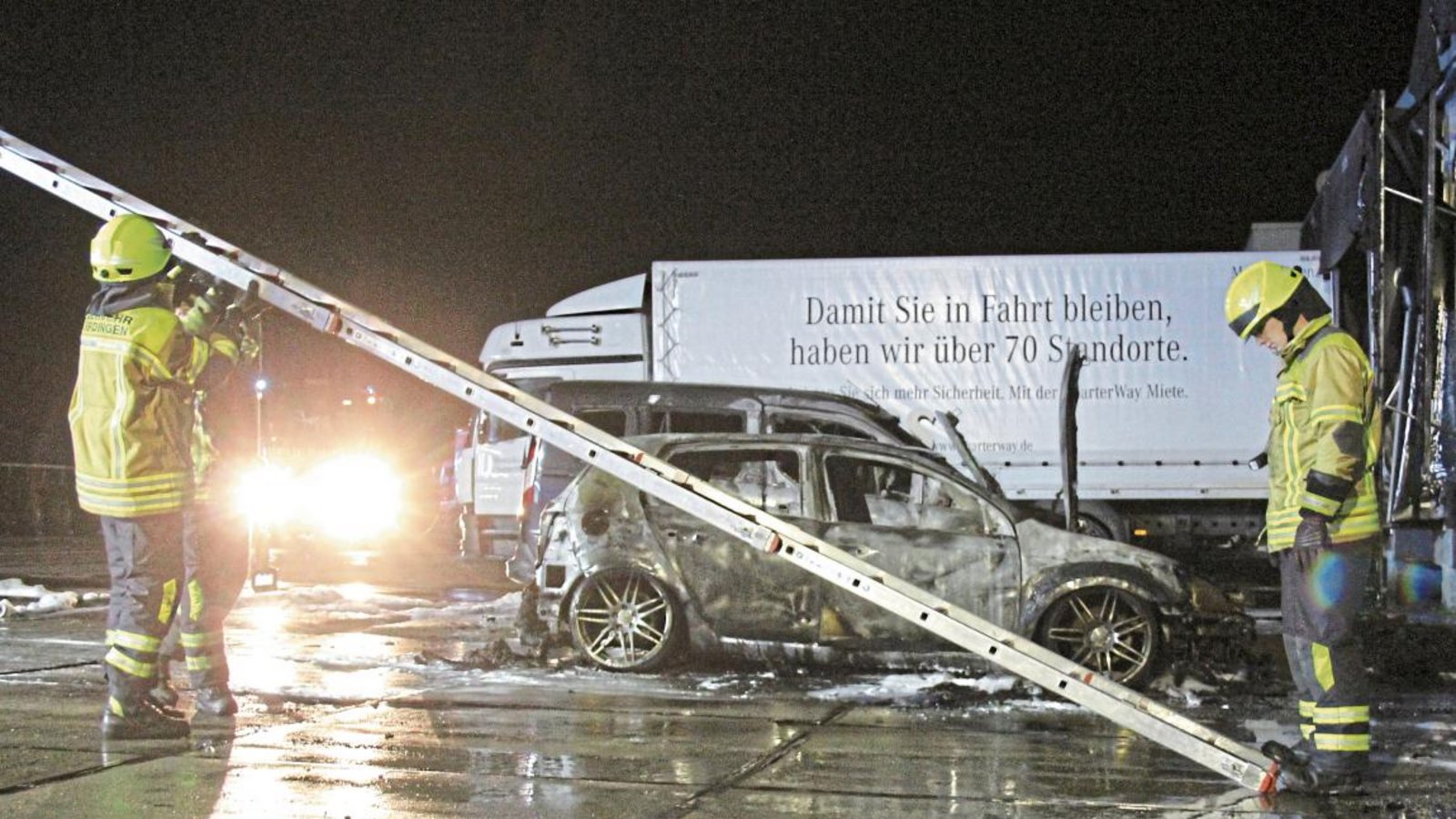 Der Brand ist gelöscht, die Aufräumarbeiten beginnen: Zu dem Pkw-Brand rückten gestern rund 25 Einsatzkräfte an.  Foto: Rostek