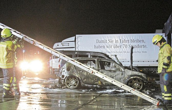 Der Brand ist gelöscht, die Aufräumarbeiten beginnen: Zu dem Pkw-Brand rückten gestern rund 25 Einsatzkräfte an.  Foto: Rostek