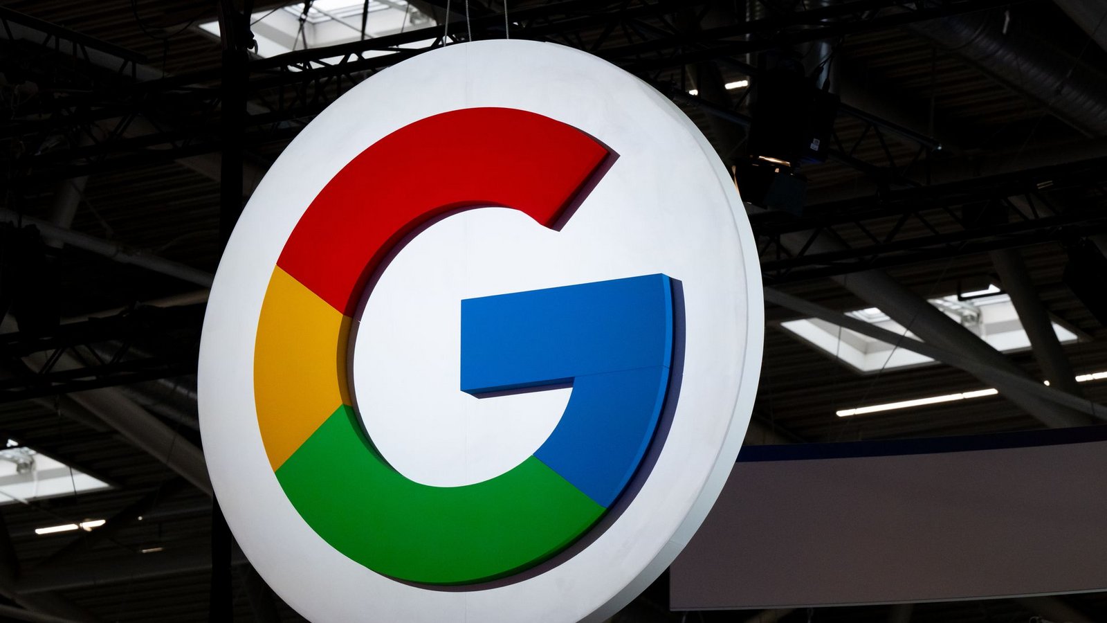 Google soll stärker reguliert und steuerlich in die Pflicht genommen werden, fordert der Kulturstaatsminister. (Symbolbild)Foto: Sven Hoppe/dpa