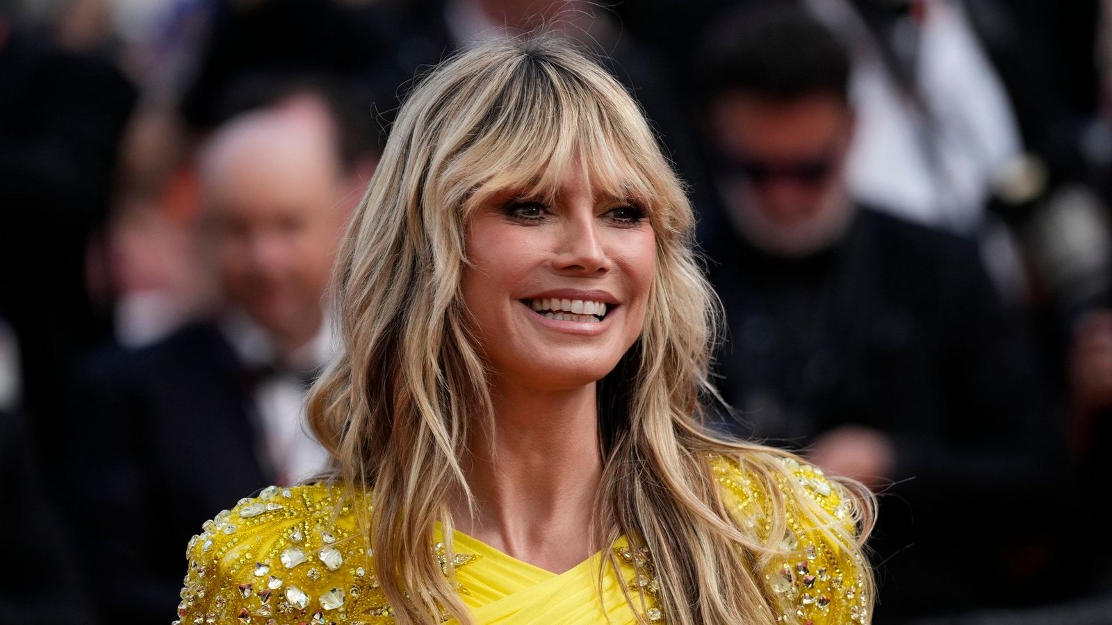 Bei der ersten Challenge mussten die Kandidatinnen und Kandidaten zu zweit vor einer Kamera posieren und Heidi Klum überzeugen.Foto: Scott Garfitt/AP/dpa Bei der ersten Challenge mussten die Kandidatinnen und Kandidaten zu zweit vor einer Kamera posieren und Heidi Klum überzeugen.Foto: Scott Garfitt/AP/dpa