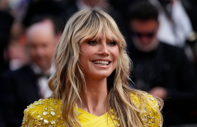 Bei der ersten Challenge mussten die Kandidatinnen und Kandidaten zu zweit vor einer Kamera posieren und Heidi Klum überzeugen.<span class='image-autor'>Foto: Scott Garfitt/AP/dpa</span>