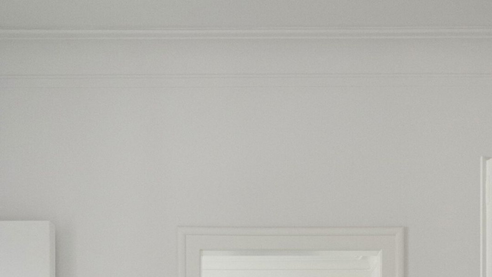 Reduzierte Farbwahl in der 95 Quadratmeter großen Stuttgarter Wohnung.  Der salbeigrüne Linoleum-Boden ist durchgängig verlegt worden.Foto: Studio Cross Scale / Callwey