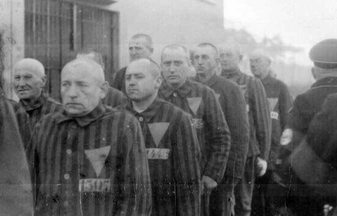 Gefangene im Konzentrationslager Sachsenhausen etwa 1938 (Aufnahmedatum vom Archiv geschätzt). Die Winkel zur Kennzeichnung der Häftlinge waren an der Kleidung angebracht.<span class='image-autor'>Foto: Imago/United Archives International</span>