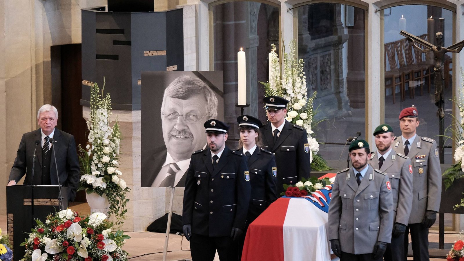 Kassel, 6. Juni 2019: Trauerfeier für den ermordeten Regierungspräsidenten Walter Lübcke. Die Hetze gegen ihn ging sogar nach seinem Tod noch weiter.Foto: www.imago-images.de/Peter Hartenfelser, via www.imago-images.de Kassel, 6. Juni 2019: Trauerfeier für den ermordeten Regierungspräsidenten Walter Lübcke. Die Hetze gegen ihn ging sogar nach seinem Tod noch weiter.Foto: www.imago-images.de/Peter Hartenfelser, via www.imago-images.de