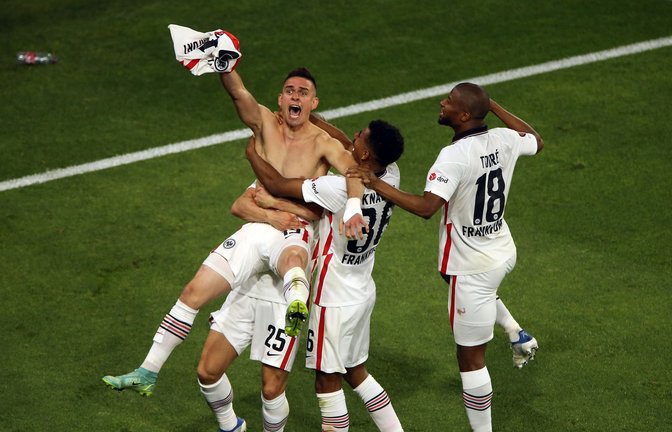 Eintrachts Santos Borre feiert den Siegtreffer.<span class='image-autor'>Foto: Isabel Infantes/PA Wire/dpa</span>
