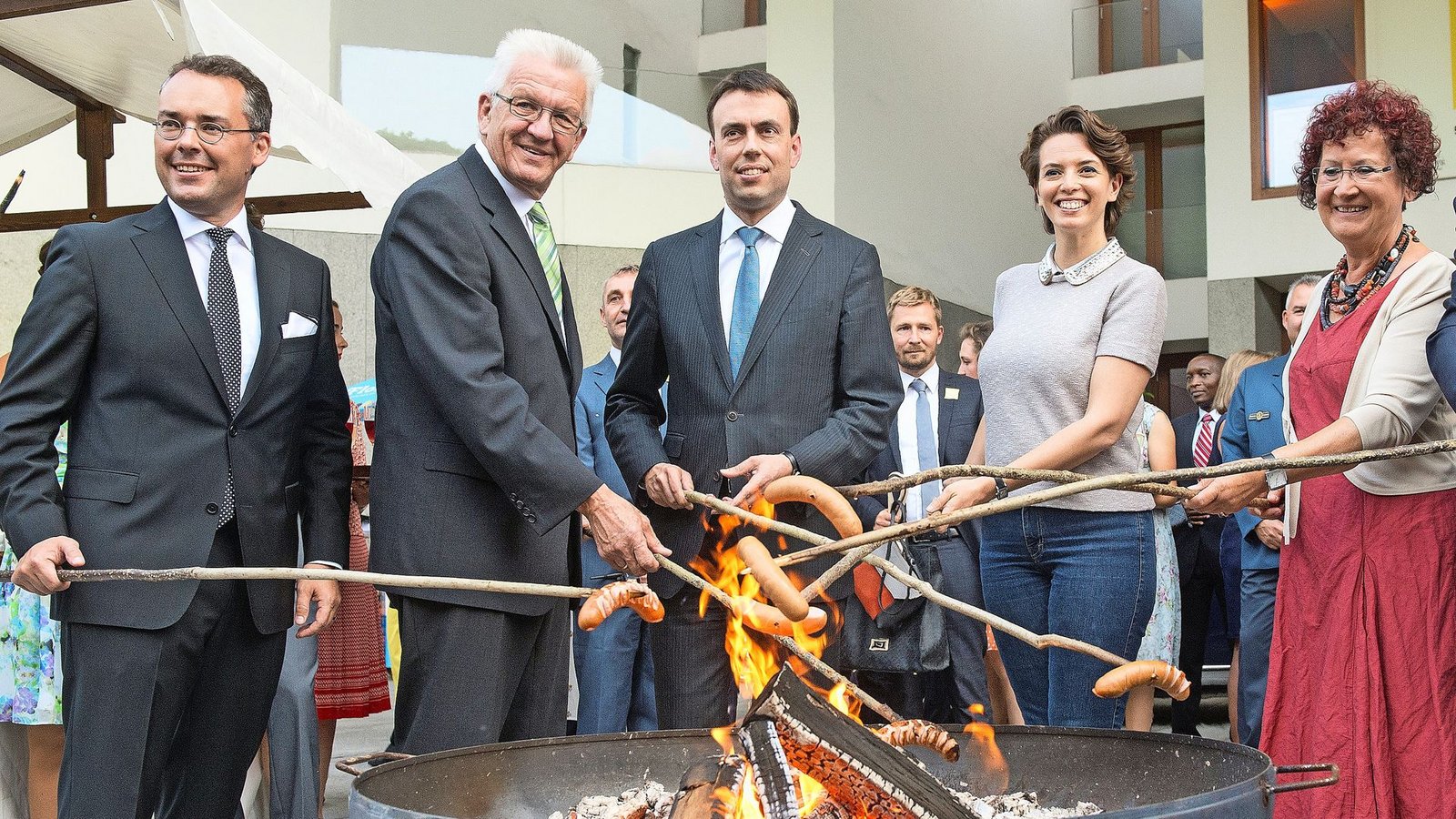 2014 stellte Kretschmann mit Bundesratsminister Peter Friedrich (SPD, l-r), Finanz- und Wirtschaftsminister Nils Schmid (SPD) und seiner Frau Tülay sowie Gerlinde Kretschmann zur 50-Jahr-Feier der Stallwächterparty ein historisches Bild nach.Foto: dpa 2014 stellte Kretschmann mit Bundesratsminister Peter Friedrich (SPD, l-r), Finanz- und Wirtschaftsminister Nils Schmid (SPD) und seiner Frau Tülay sowie Gerlinde Kretschmann zur 50-Jahr-Feier der Stallwächterparty ein historisches Bild nach.Foto: dpa