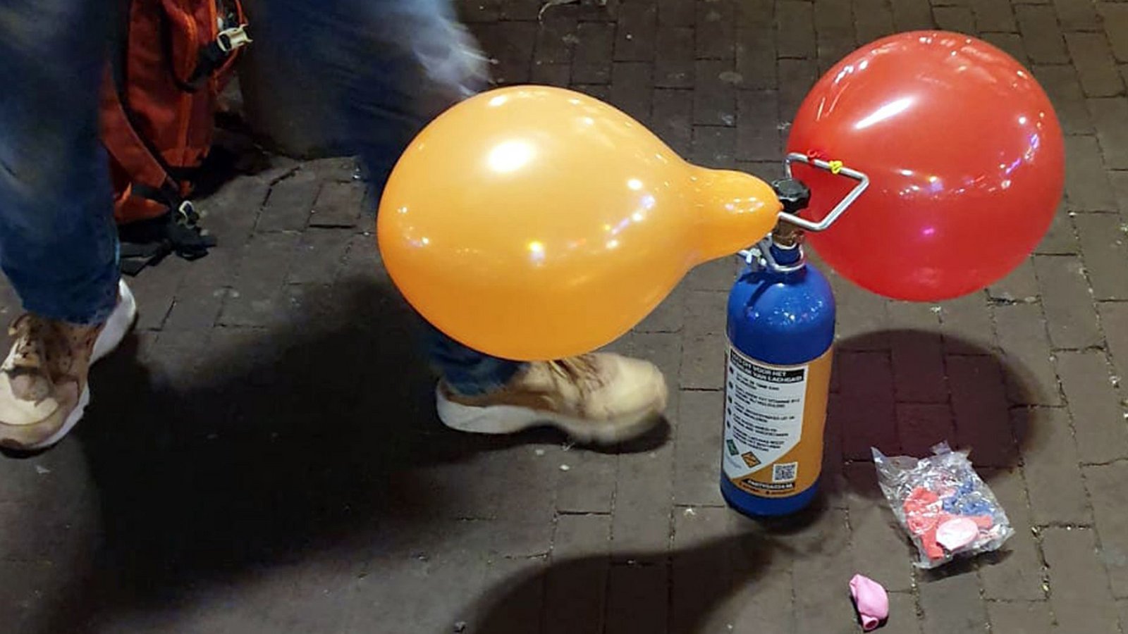 Mit Lachgas aus Gasflaschen werden oft Luftballons aufgepustet. Einatmen sollte man das Gas aber nicht.Foto: dpa/Annette Birschel Mit Lachgas aus Gasflaschen werden oft Luftballons aufgepustet. Einatmen sollte man das Gas aber nicht.Foto: dpa/Annette Birschel